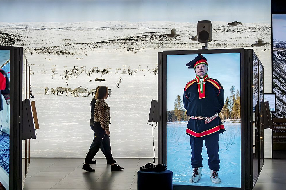 Sāmi Somijā aizvien aktīvāk tiecas pastāvēt uz savām pirmtautas tiesībām. Viņi nevēlas, lai sāmu kultūra un tradīcijas būtu vairs tikai muzeja eksponāti. Attēlā – Siida Muzeja izstāde par sāmu dzīvi Inari Somijā šī gada oktobrī.