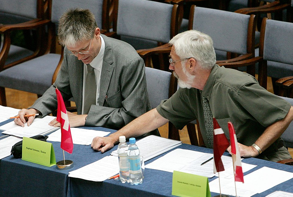 Komponists Imants Ramiņš (no labās) 2008. gada Dziesmu svētku koru karu žūrijā. Kopā ar Bāzeles Mūzikas augstskolas Kordiriģēšanas fakultātes docentu Rafaelu Immosu.