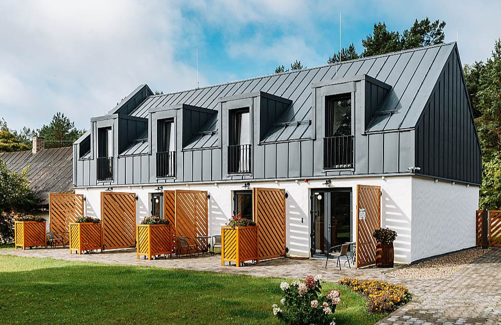 Sētas pusē katra apartamenta ieejas terases organizētas ar koka vairogiem, kurus var arī aiztaisīt ciet, savā ziņā saglabājot klēts izjūtu. Pārsvarā vairogi stāv vaļā un, aizsedzot ieeju, rada privāto telpu katrai ģimenei.