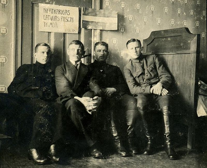 Apakšpulkvedis Oskars Kalpaks (otrais no labās) kopā ar brāļiem Rubuļiem Rīgā 1918. gada decembrī. Tāda līmeņa un drosmes virsnieku, kas būtu gatavi komandēt marginālos Latvijas “apsardzības spēkus”, tolaik nācās grūti sameklēt. Kalpaks šos pienākumus uzņēmās.