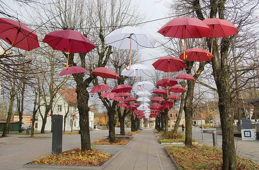 Sarkanbaltsarkano lietussargu aleja Ogrē, Brīvības ielā, ir vides instalācija, kura jau izpelnījusies tūrfirmu uzmanību un iekļauta Latvijas apceļošanas maršrutos gan valsts svētku laikā novembrī, gan maija sākumā, kad atkal no jauna tiek izstādīta.