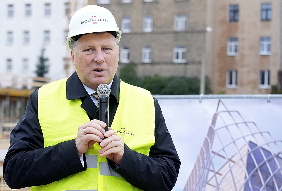 Viens no Raimonda Vējoņa panākumiem LBS prezidenta amatā – dzirdīgu ausu atrašana varas gaiteņos, kas vainagojās ar finansējuma piešķiršanu komandu sporta spēļu halles būvniecībai Krišjāņa Barona ielā Rīgā, taču ir arī kritiski viedokļi, ka tā nebija jāceļ pilsētas centrā.