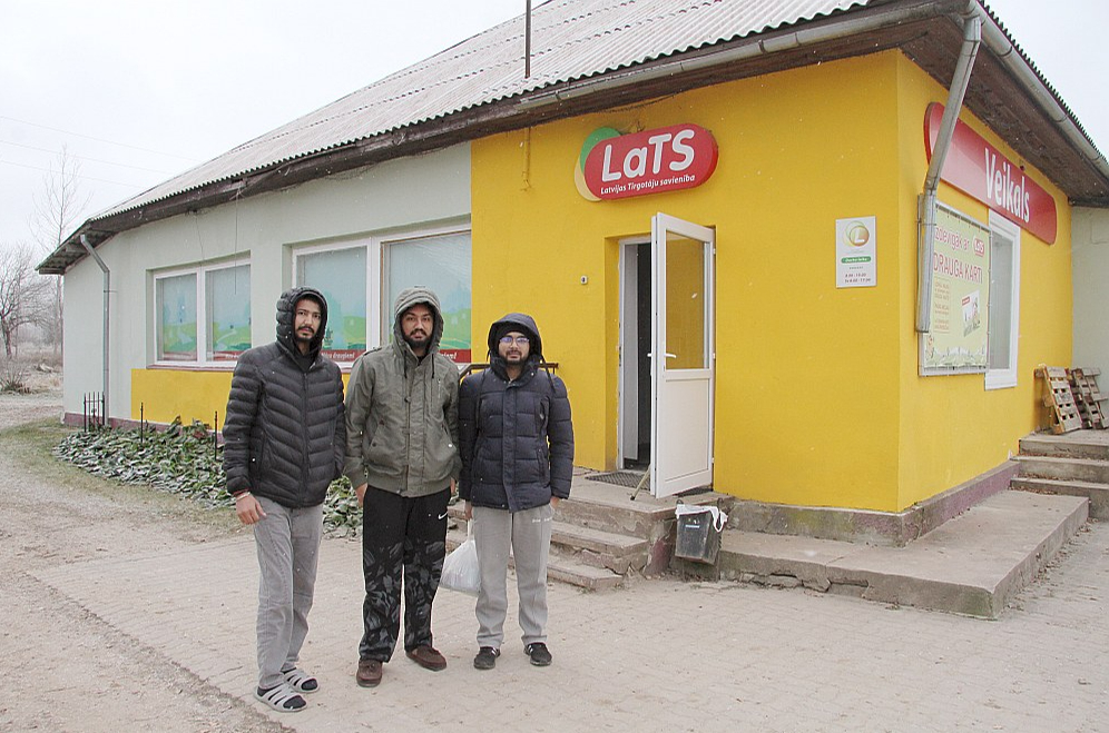 Monijs un Satta Grilli, un Sunajs Handkhva no Indijas tikko iepirkušies vietējā veikalā.