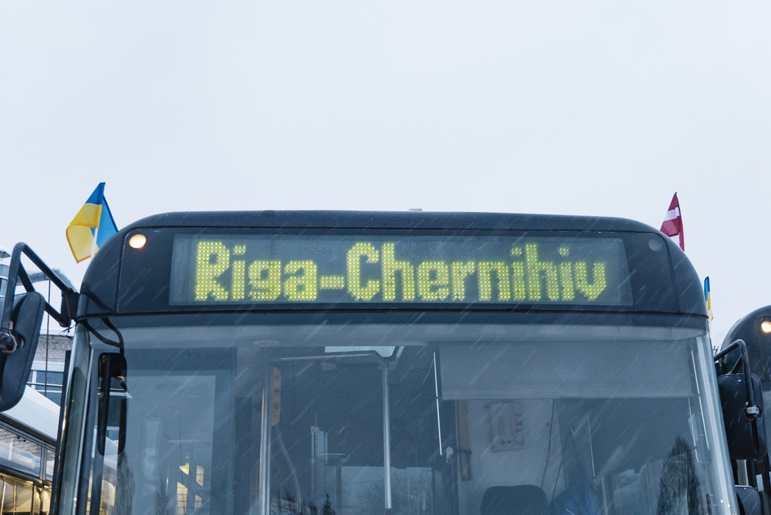 Ceļā uz Čerņihivu devušies 10 Rīgas dāvinātie autobusi.