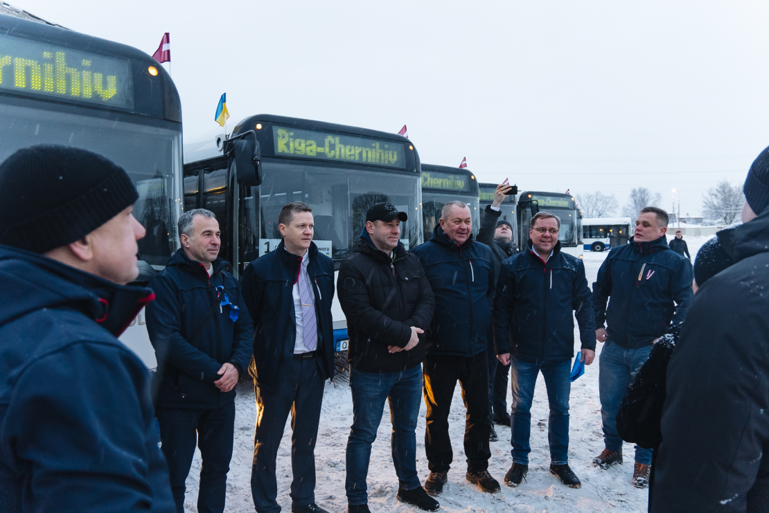 Ceļā uz Čerņihivu devušies 10 Rīgas dāvinātie autobusi.