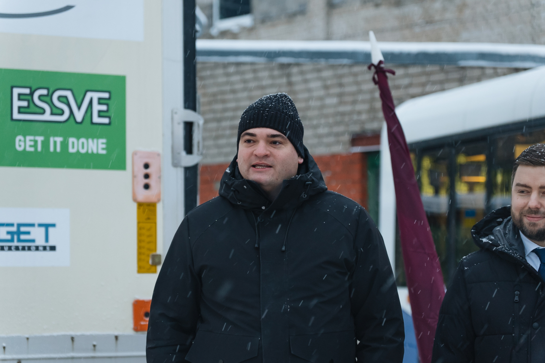Ceļā uz Čerņihivu devušies 10 Rīgas dāvinātie autobusi.