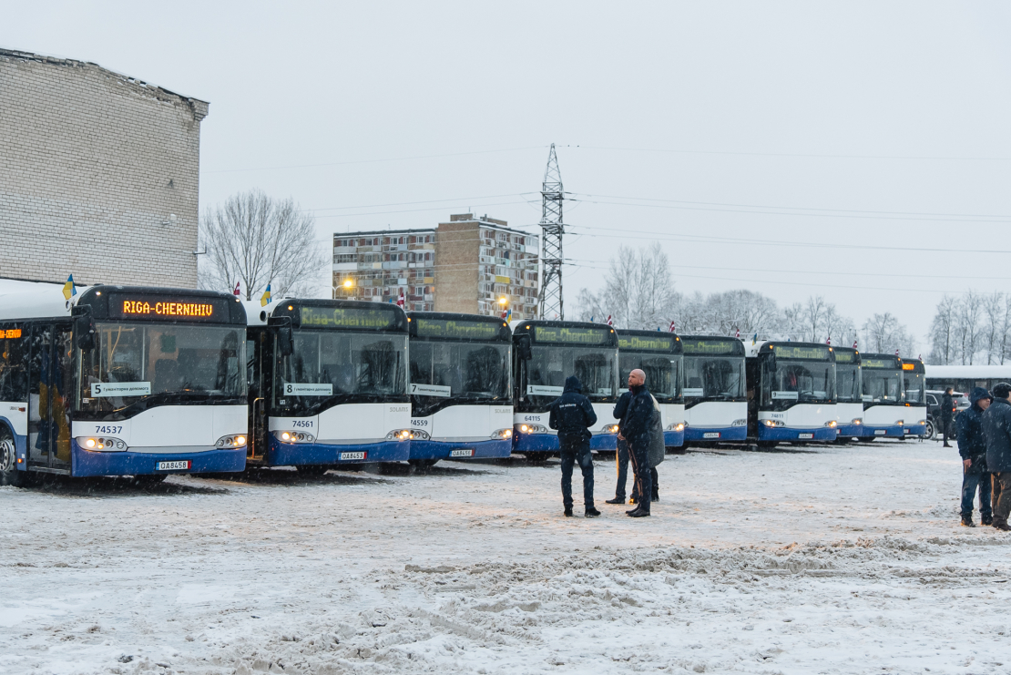 Ceļā uz Čerņihivu devušies 10 Rīgas dāvinātie autobusi.