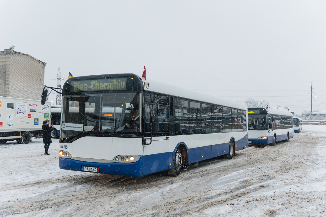 Ceļā uz Čerņihivu devušies 10 Rīgas dāvinātie autobusi.