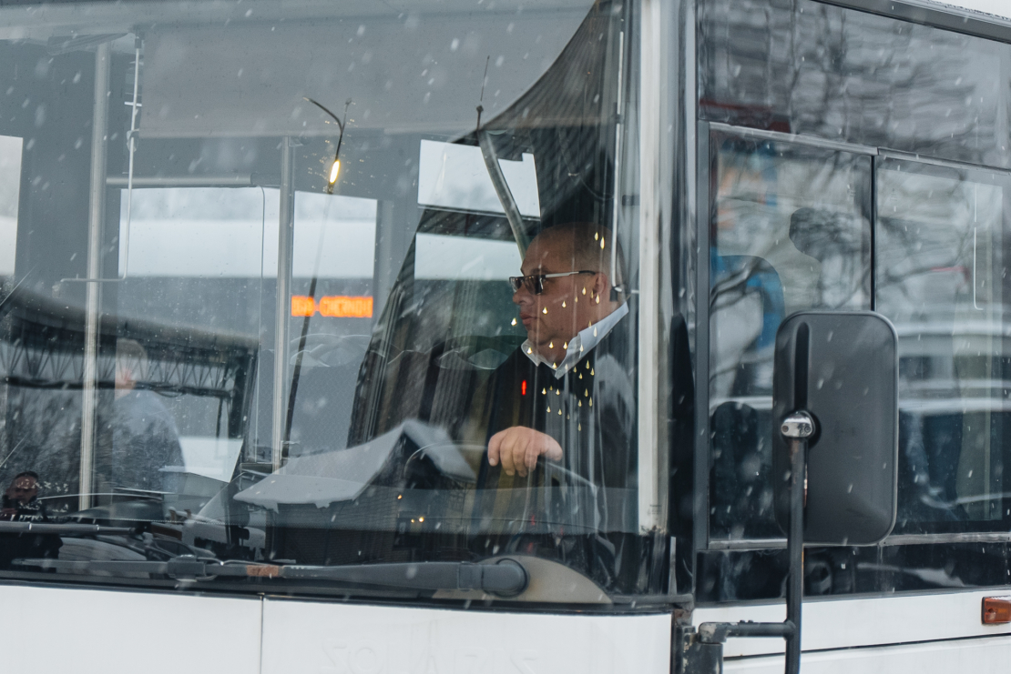 Ceļā uz Čerņihivu devušies 10 Rīgas dāvinātie autobusi.