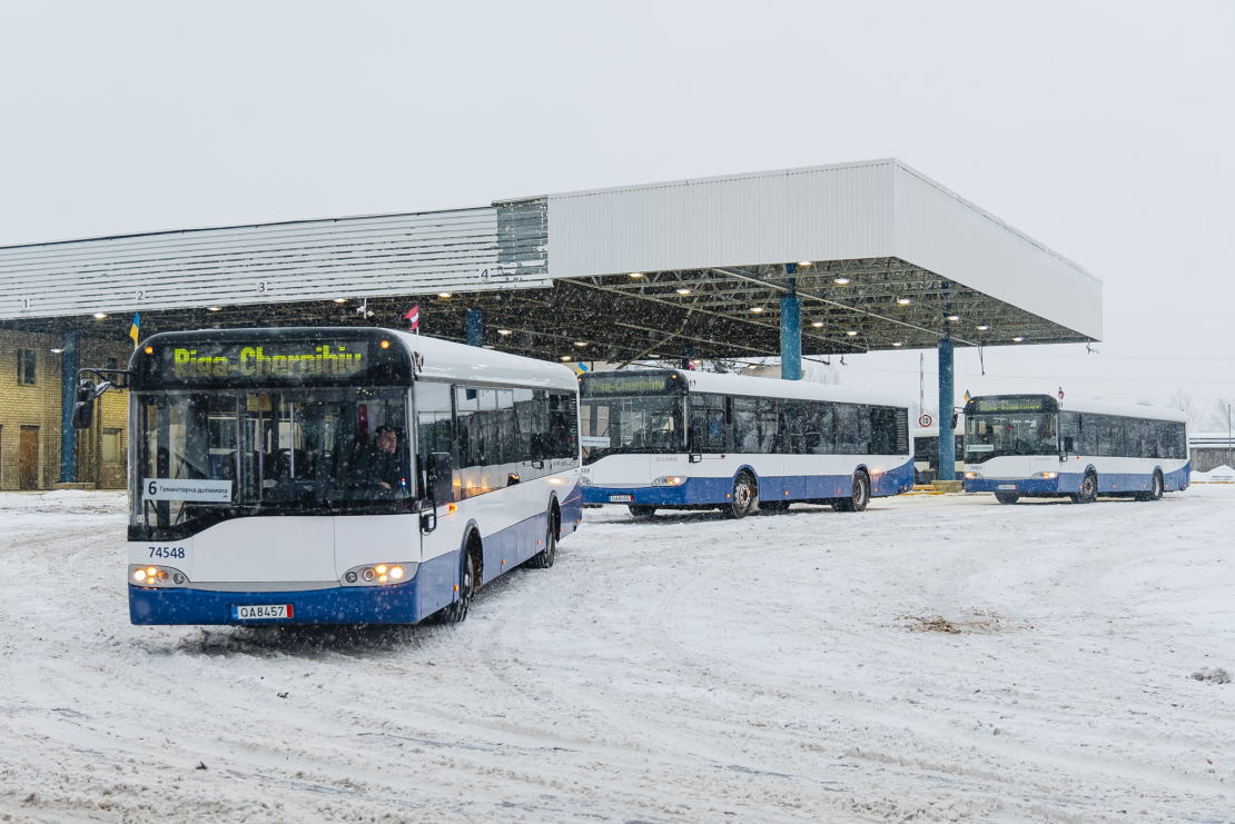 Ceļā uz Čerņihivu devušies 10 Rīgas dāvinātie autobusi.