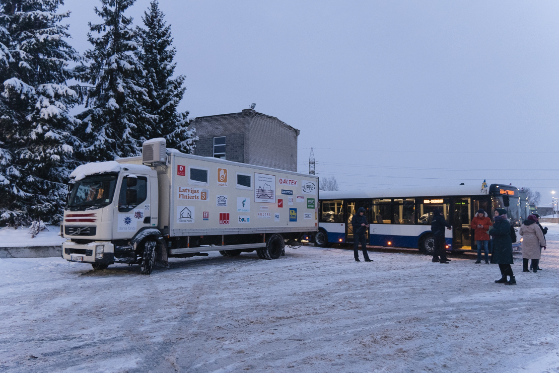 Ceļā uz Čerņihivu devušies 10 Rīgas dāvinātie autobusi.