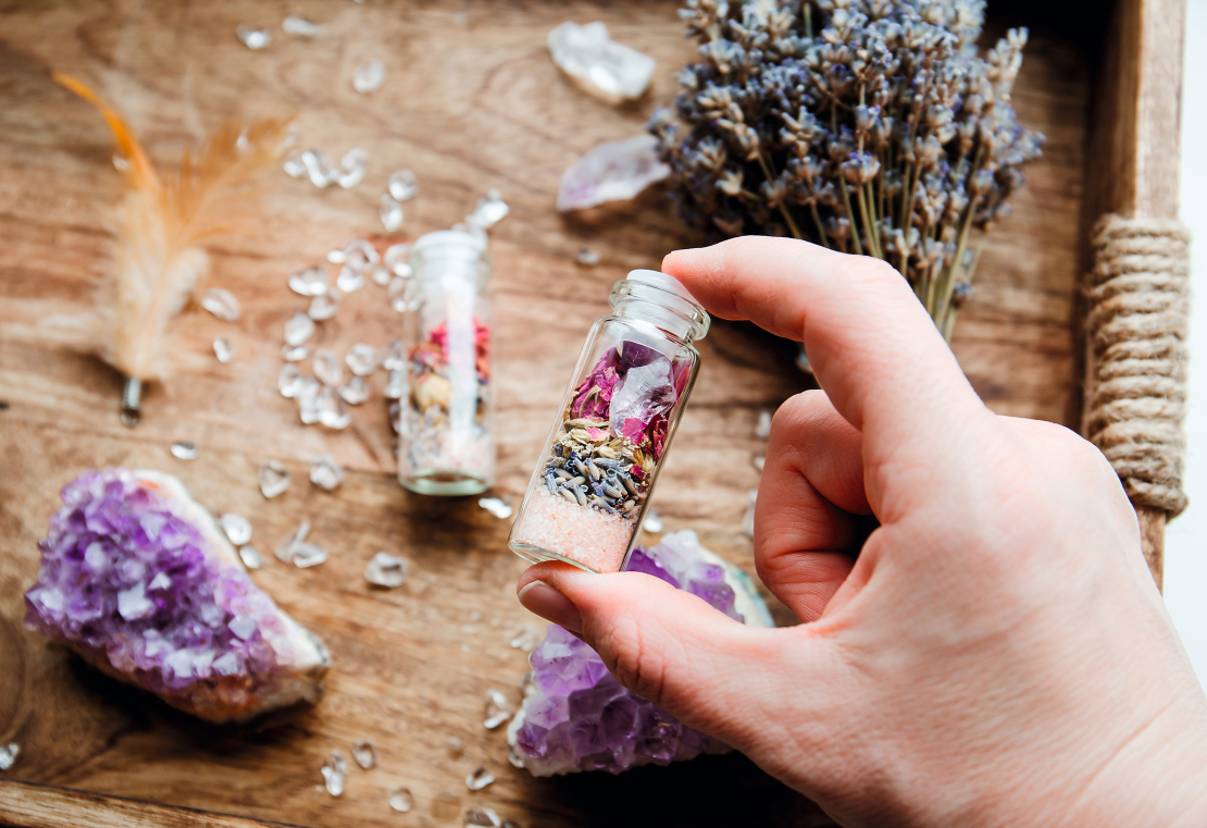 Šis talismans nav obligāti jāslēpj no acīm, labāk, ja to bieži uzlūkosi, atceroties par savu nodomu.