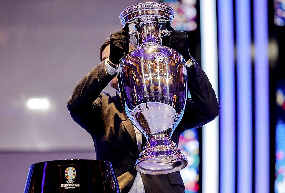 Nākamās vasaras sākumā 24 valstu futbola izlases sāks cīņu par Eiropas čempionu titulu un šo kausu.