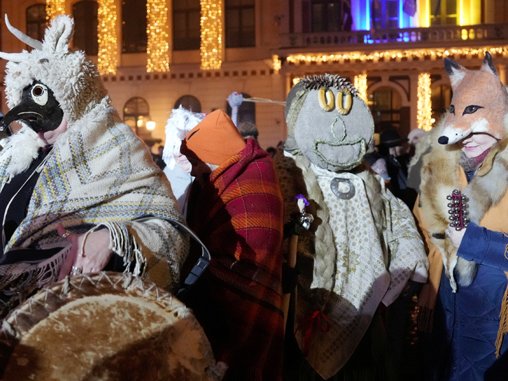 Kad pirmajā vakarā svētki sagaidīti ģimenes
lokā un paveiktas nopietnākās rituālās darbības, divas pārējās
dienas var veltīt līksmiem masku gājieniem ciemos pie tiem, kam vēlam svētību.