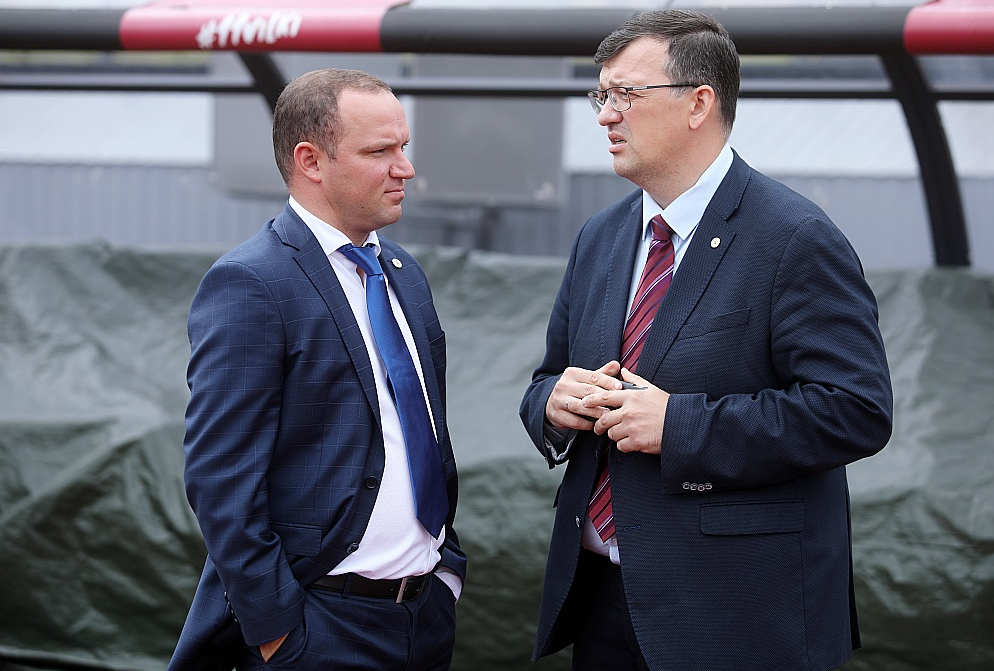 LFF prezidenta Vadima Ļašenko (no kreisās) vadītā organizācija nolēmusi neturpināt sadarbību ar izlases galveno treneri Daini Kazakeviču. Par līguma pārtraukšanu bija astoņi no deviņiem valdes locekļiem.
