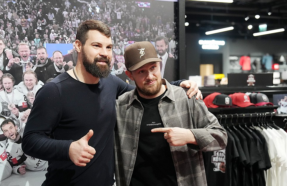 Kaspars Daugaviņš (no kreisās) un Rihards Bukarts vakar piedalījās grāmatas "Sapņu komanda 2023" prezentācijā, kurā apkopotas fotogrāfijas un atmiņas par Latvijas hokeja izlases vēsturisko panākumu pasaules čempionātā.