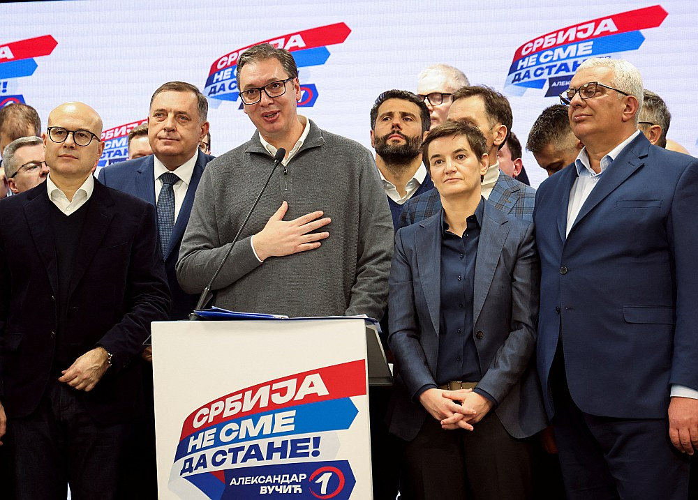 Serbijas prezidents Aleksandrs Vučičs pēc parlamenta vēlēšanās nobalsojušo aptauju publiskošanas Serbijas Progresīvās partijas galvenajā mītnē Belgradā svētdien uzrunāja atbalstītājus.
