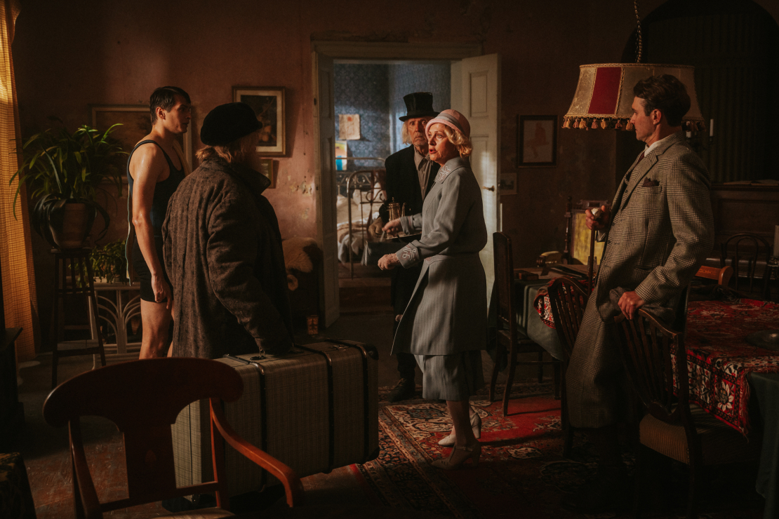 Daudzsēriju filma "Pansija pilī".