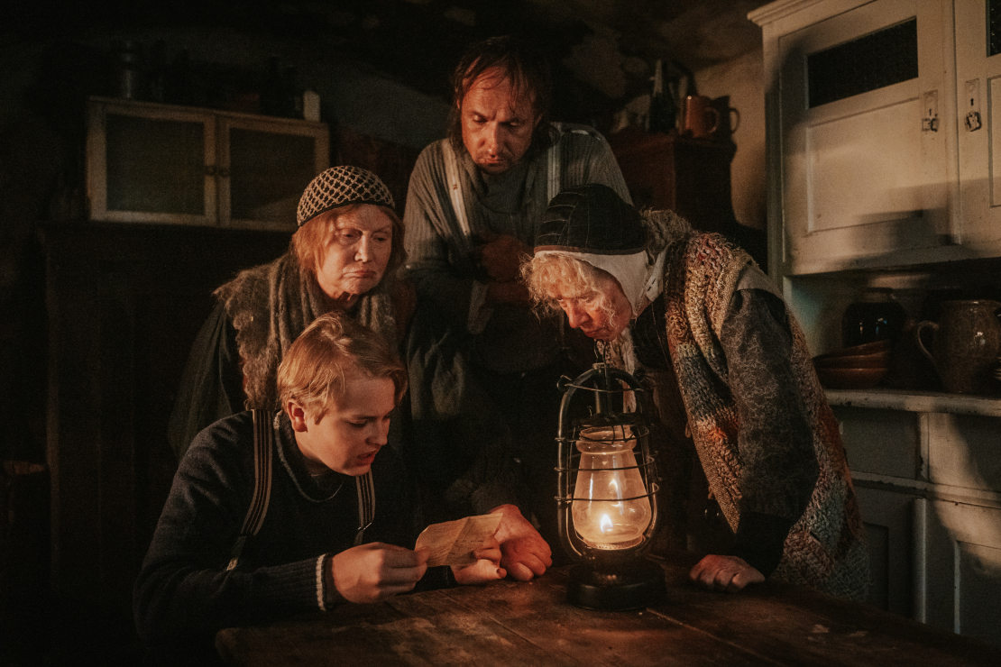 Daudzsēriju filma "Pansija pilī".