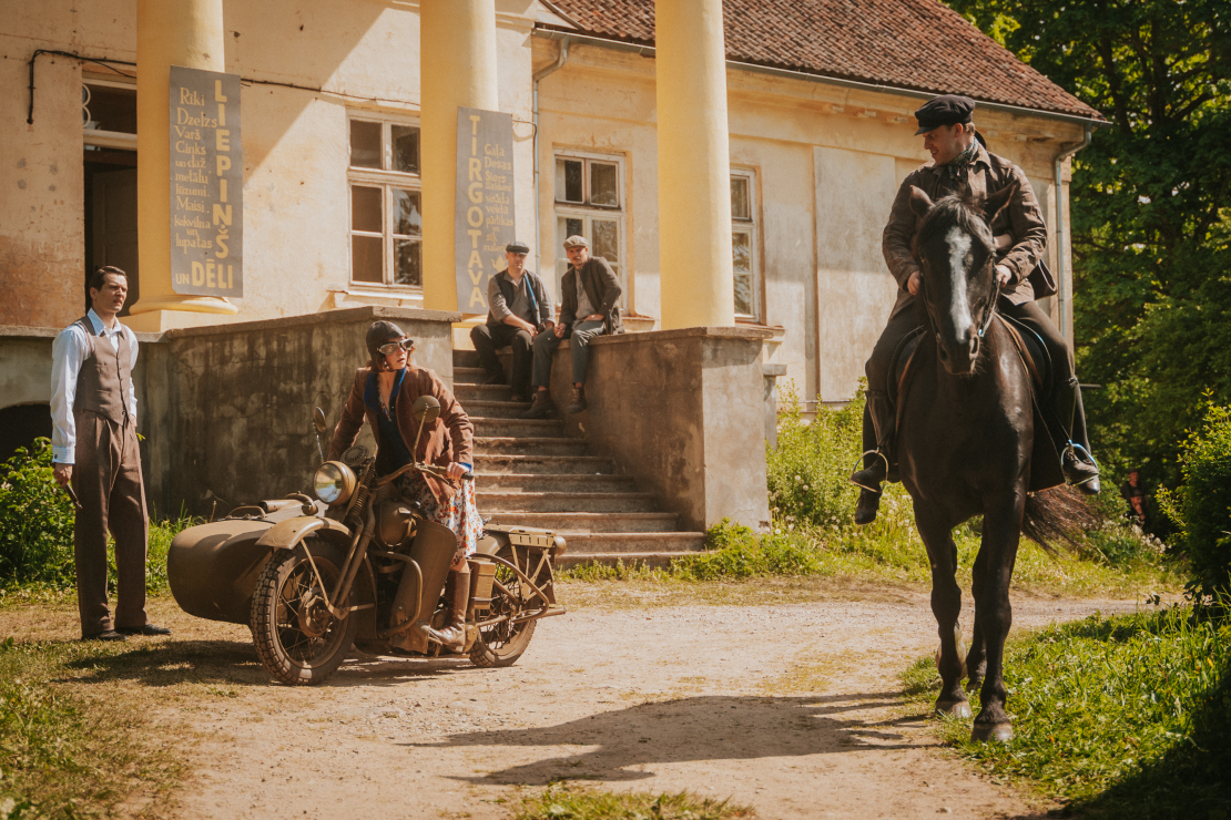 Daudzsēriju filma "Pansija pilī".