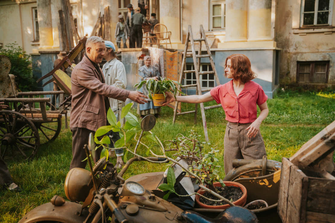 Daudzsēriju filma "Pansija pilī".