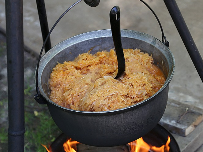 Štovētie kāposti Latvijas veikalos pieejami gan 400 g fasējumā, gan 500 g, 700 g, 750 g un viena kilograma iepakojumā. Šis produkts ir ļoti daudzveidīgs – gan mājas gaumē, gan ar karamelizētiem sīpoliem, ar cidonijām, burkāniem un pat ar desiņām – viss atkarīgs no pircēju maciņa biezuma.
