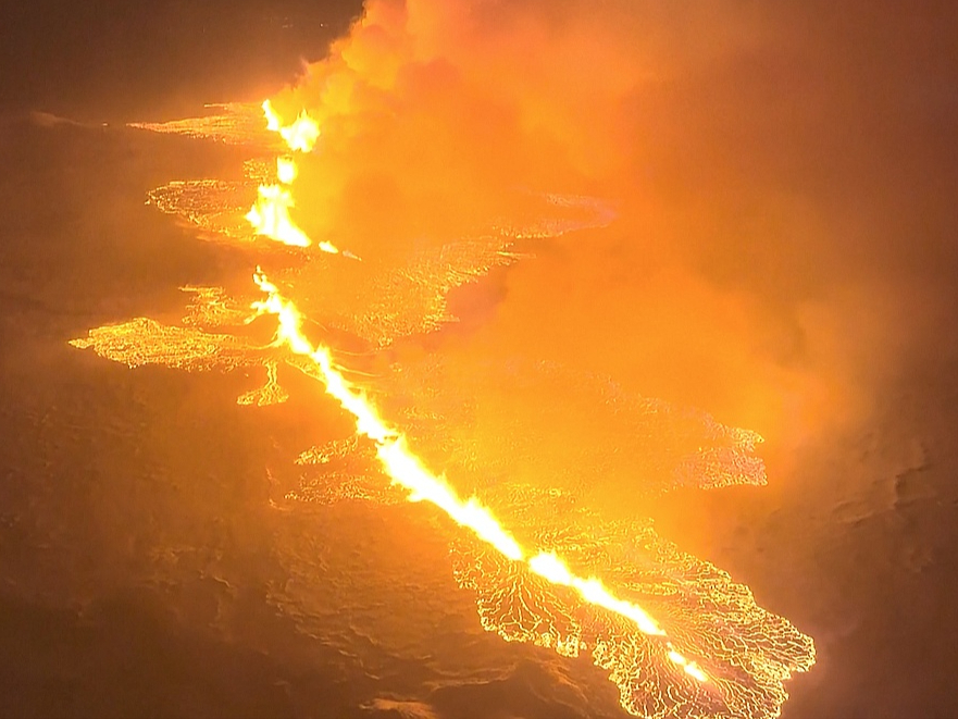 Vulkāna izvirdums Islandē sācies pāris kilometru attālumā no Grindavīkas pilsētas, kuras iedzīvotāji tika evakuēti jau novembrī. Lava oranži sarkanīgā krāsā no zemes izplūst pa četrus kilometrus garu plaisu.