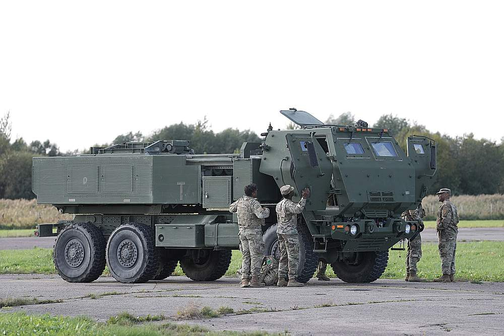 Arī Latvija ir parakstījusi līgumu ar ASV par sešu "Himars" raķešu artilērijas sistēmu un munīcijas iegādi, līguma kopējā summa ir aptuveni 180 miljoni ASV dolāru. Nacionālo bruņoto spēku bruņojumā būs arī tālās darbības un augstas precizitātes "Atacms" raķetes.