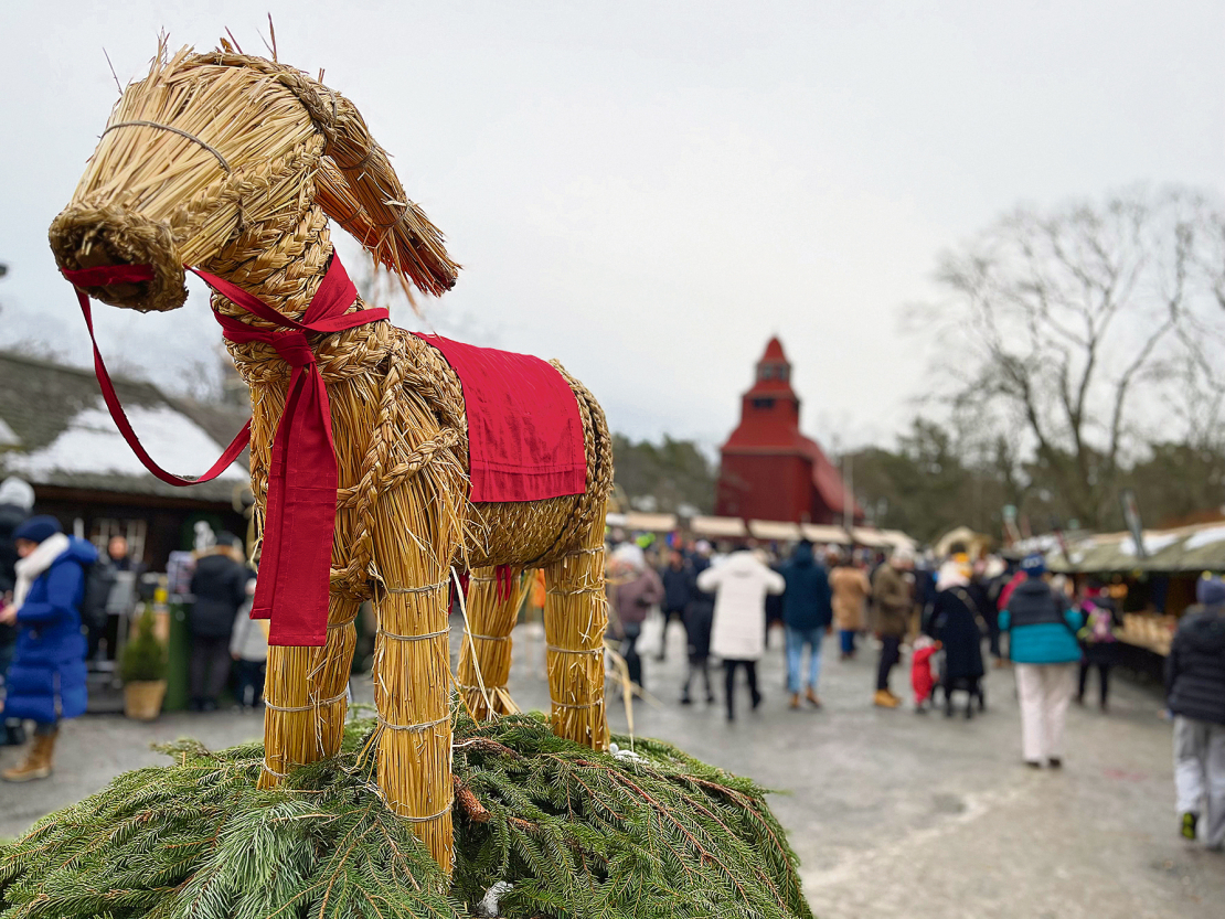 Tirgus laukuma vidū, saglabājot veco tradīciju, lepni izslējies stāv Ziemassvētku "āzis".