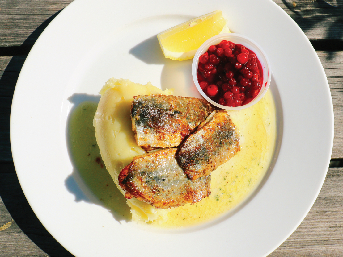 Fritētas reņģes ar kartupeļu biezeni.