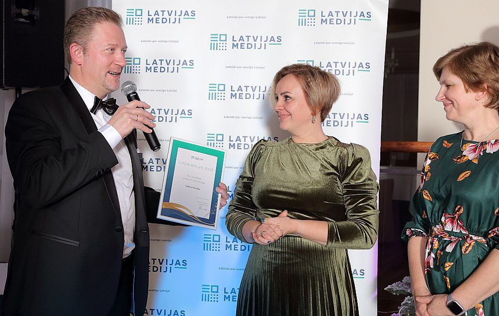 Gada pelnošākās struktūrvienības balvu saņēma "Latvijas Mediju" izdevniecība. "Latvijas Mediju" valdes priekšsēdētājs Guntars Kļavinskis sveic izdevniecības "Latvijas Mediji" direktori Kristīni Kirkilu un izdevniecības redaktori Lindu Kusiņu-Šulci.