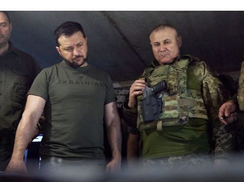 Volodimirs Zelenskis un Ukrainas Bruņoto spēku operatīvi stratēģiskās karaspēka grupas "Taurija" komandieris ģenerālis Oleksandrs Tarnavskis.
