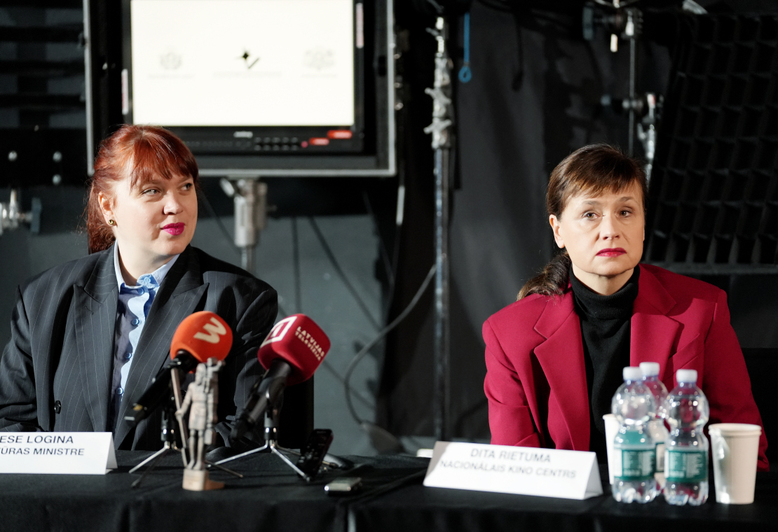 Kultūras ministre Agnese Logina (no kreisās) un Nacionālā kino centra vadītāja Dita Rietuma piedalās Nacionālās kino balvas "Lielais Kristaps" preses konferencē, kurā tiek paziņoti šī gada "Lielais Kristaps" nominanti un Balvas par mūža ieguldījumu filmu mākslā laureāts.