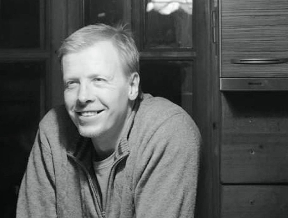 Andris Romanovskis, "Facebook" grupas "Mikroģeneratori Latvijā" iniciators: "Neto norēķinu sistēma veidos birokrātu starpslāni, "Augstsprieguma tīkls" un "Sadales tīkls", turpinoties zaudējumiem, varēs prasīt no valsts subsīdijas, uzgavilēs lielie elektroenerģijas ražotāji, bet mikroģeneratori kā konkurentu grupa tiks nogrūsti no trases."