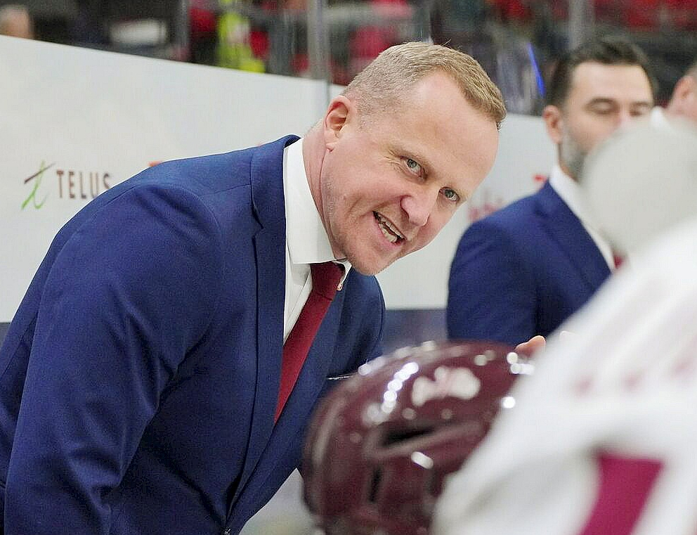 Artis Ābols trīs pasaules čempionātos pēc kārtas spējis Latvijas U-20 junioru izlasi noturēt elites divīzijā. Tas nav bijis pa spēkam nevienam citam trenerim.