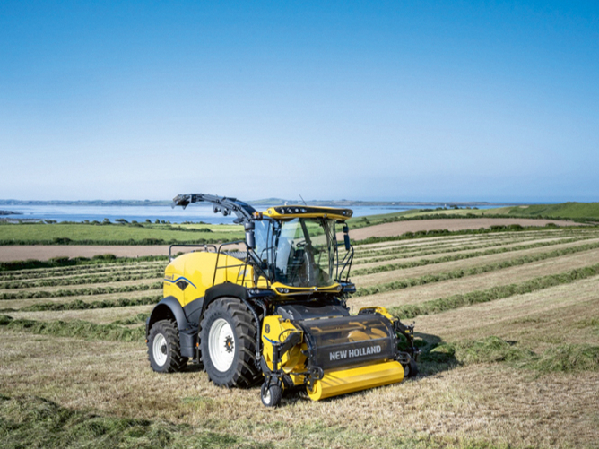 'New Holland' zāles savācējs.
