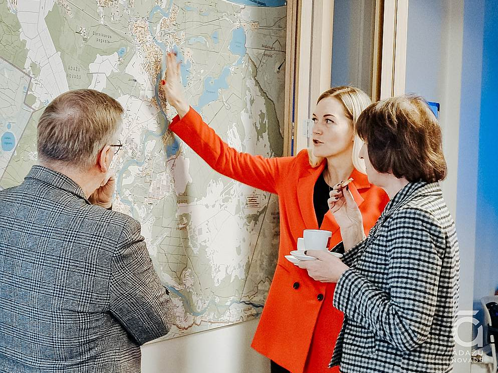 Vides aizsardzības un reģionālās attīstības ministre Inga Berziņa (no labās) piektdien tikās ar Ādažu novada domes priekšsēdētāju Karīnu Miķelsoni un citiem domniekiem, lai uzklausītu viņu argumentus par to, kā labāk sadalīt agrāko Garkalnes novadu.