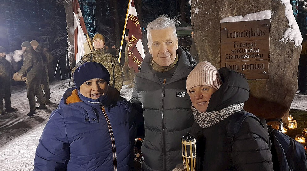 Jaunbērzes iedzīvotājas Ilze Vītola (no kreisās), kura ir arī Jelgavas novada domes priekšsēdētāja vietniece, un Ilga Kokle Ložmetējkalnā izmantoja iespēju nofotografēties kopā ar bijušo aizsardzības ministru Arti Pabriku, jo tagadējais uz pasākumu aizņemtības dēļ ierasties nevarēja. Pabrika kungs ir pārliecināts, ka ar sabiedroto palīdzību Latvija ir un būs drošībā, tomēr mums ātrāk, novācot birokrātiskos šķēršļus, jāpilda savi mājasdarbi, piemēram, munīcijas ražošanā.
