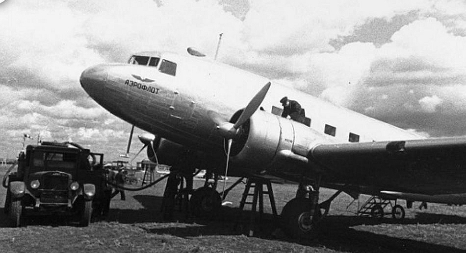 Pasažieru lidmašīna "Li-2" kādā no PSRS lidlaukiem.