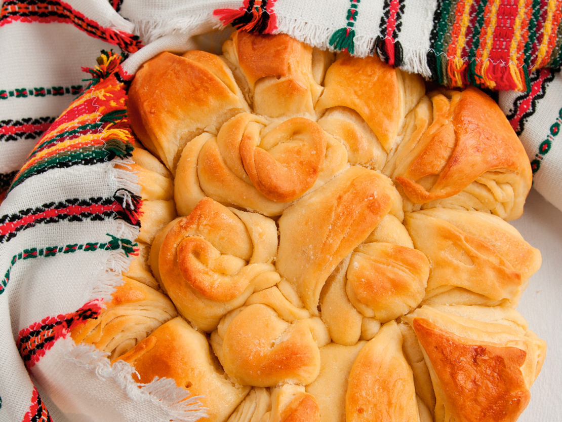 Tradicionālā Maķedonijas maizīte ar laimes monētu.