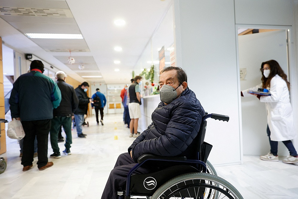 Pacients gaida kārtu kādā veselības centrā Spānijas pilsētā Valensijā. "Masku valkāšana ir veselajā saprātā, zinātniskajos pierādījumos balstīts un sabiedrības plaši atbalstīts pasākums," sacījusi Spānijas veselības ministre Monika Garsija.