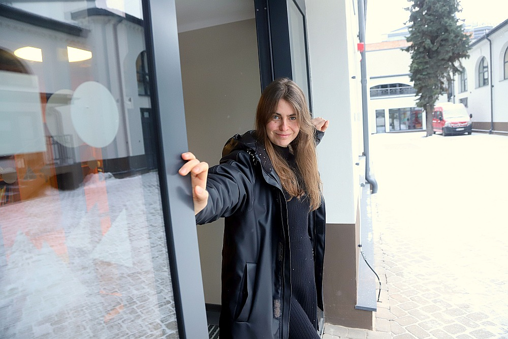 "Mani ļoti priecē, ka vairāk varēsim veidot arī vizuālā teātra izrādes," saka Latvijas Leļļu teātra māksliniece Pamela Butāne.