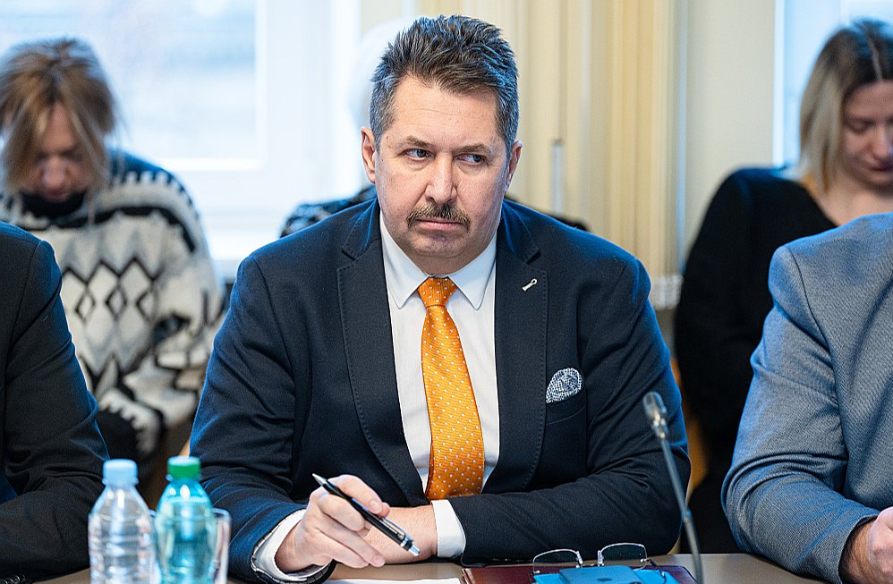 Iekšlietu ministrijas parlamentārajam sekretāram, patlaban pie frakcijām nepiederošajam deputātam Igoram Rajevam vakar nācās aizstāvēt ministrijas pozīciju, atbildot uz savu kādreizējo kolēģu jautājumiem. I. Rajevs no “Apvienotā saraksta” frakcijas izstājās pērn septembrī un pievienojās “Jaunās Vienotības” pārstāvja iekšlietu ministra Riharda Kozlovska birojam.