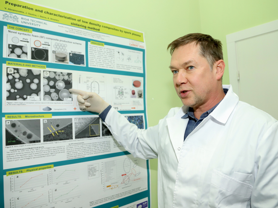 Rīgas Tehniskās universitātes
Materiālu un virsmu tehnoloģijas institūta vecākais pētnieks, ķīmijas doktors Andrejs Šiškins skaidro, kā no akmeņogļu pelnu sastāvdaļas ticis pie inovatīva nanomateriāla.