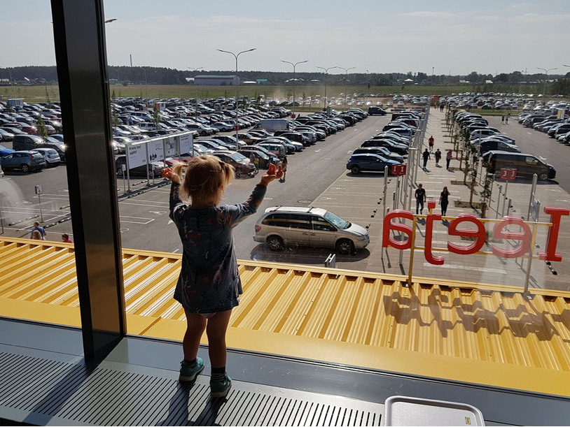 Automašīnu pieplūdums IKEA atklāšanas dienā – tās tika novirzītas pat Dreiliņu pļavās, vietā, kur šobrīd slejas lielveikals "Sāga", 2018.