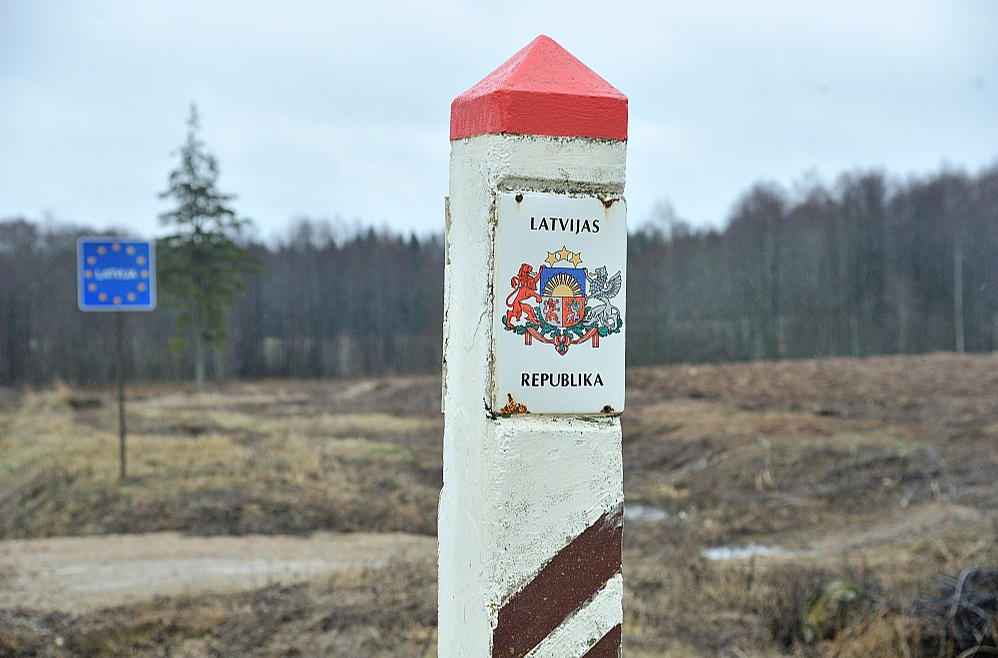 Samērā daudziem nelegālajiem imigrantiem tomēr izdodas ar izpalīdzīgu darboņu palīdzību slepus šķērsot Latvijas valsts robežu ar Baltkrieviju un Krieviju, bet daļu no viņiem arī pēc tam notver.