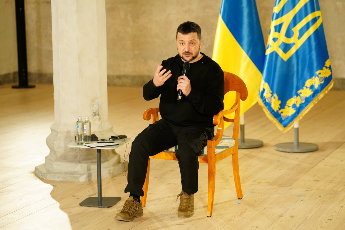 Ukrainas prezidents Volodimirs Zelenskis tikšanās laikā ar žurnālistiem Rīgas pilī.