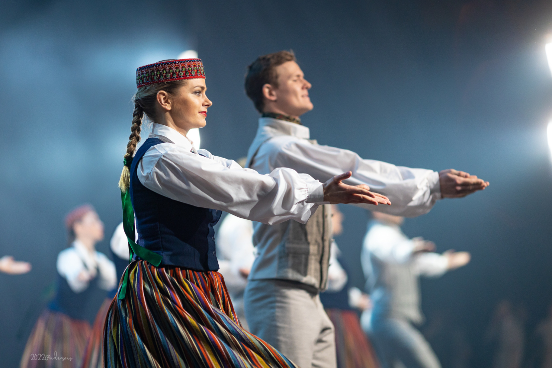 Latviešu skatuviskās dejas koncerts "Soļi rakstos".