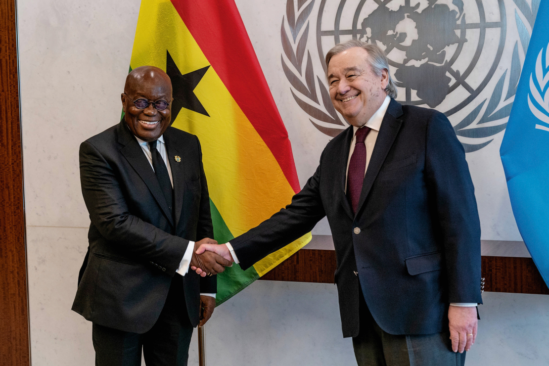 ANO ģenerālsekretārs Antonio Gutērrešs (no labās) sarokojas ar Ganas prezidentu Nanu Akufo-Addo.