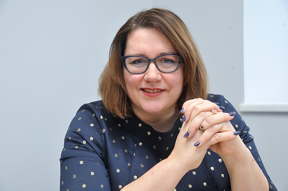 Latvijas Farmaceitiskās aprūpes asociācijas izpilddirektore Kristīni Jučkoviča: "Veselības ministrijas sākotnējais piedāvājums būtībā paredzēja izņemt no šīs sistēmas 35 miljonus eiro, praktiski visu šo summu no aptiekām, prasot tām samazināt zāļu piecenojumus un ieņēmumus, tāpēc arī nešķiet, ka šāds piedāvājums būtu bijis atbalstāms. Izsaku cerību, ka pēc ilgām un smagām diskusijām šāda savstarpēja izpratne starp ministriju un pārējiem zāļu apgādes sistēmas dalībniekiem sāk veidoties."